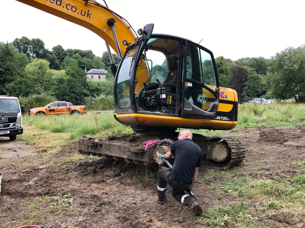 fitting new tracks to the jcb js130 on site