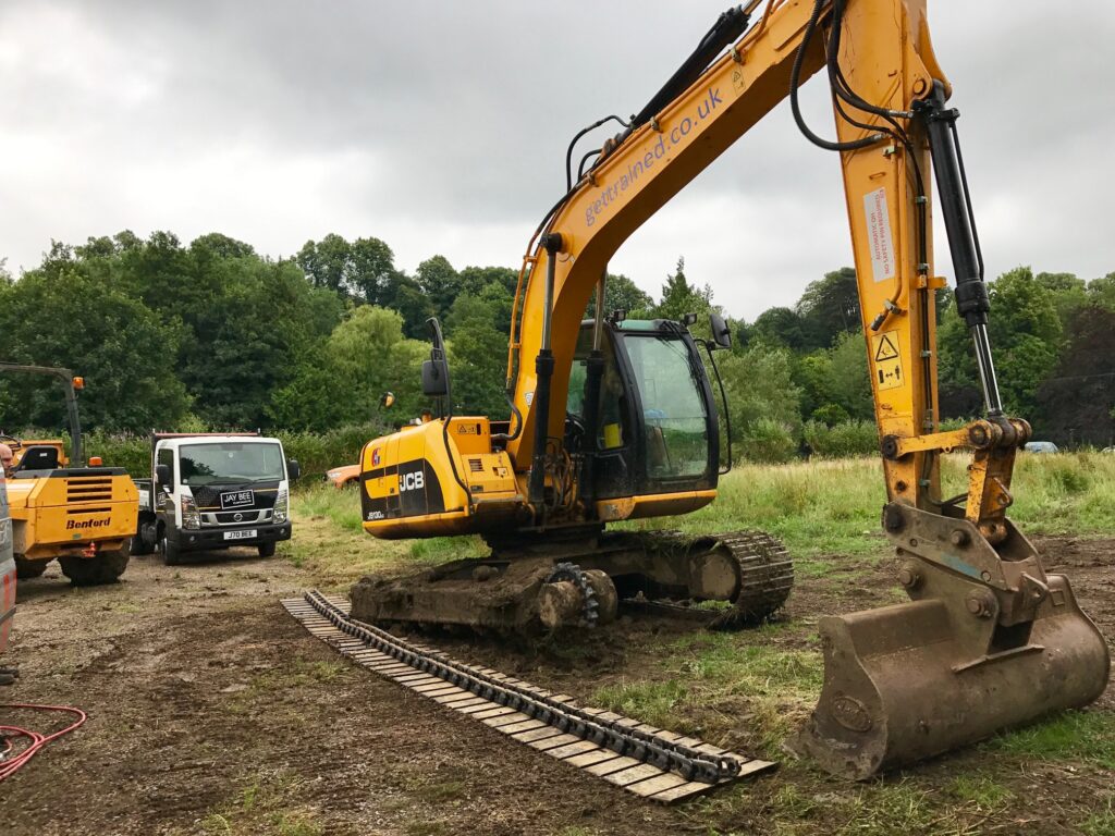 jcb js130 having new tracks and sprockets fitted