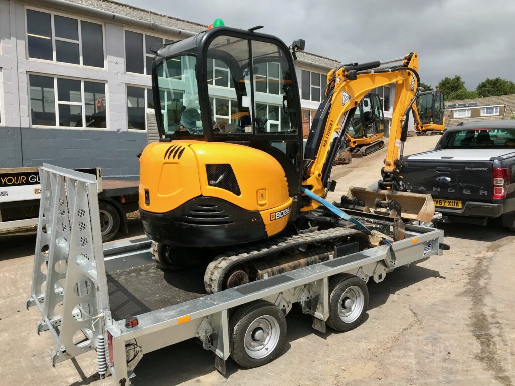 jcb excavator partnered with ifor williams plant trailer